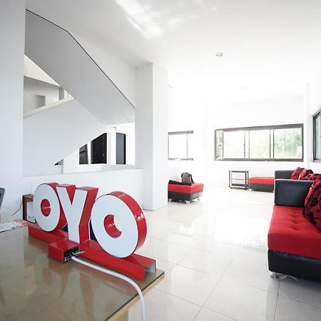 Oyo 2566 Putri Kesia Rooms Манадо Экстерьер фото